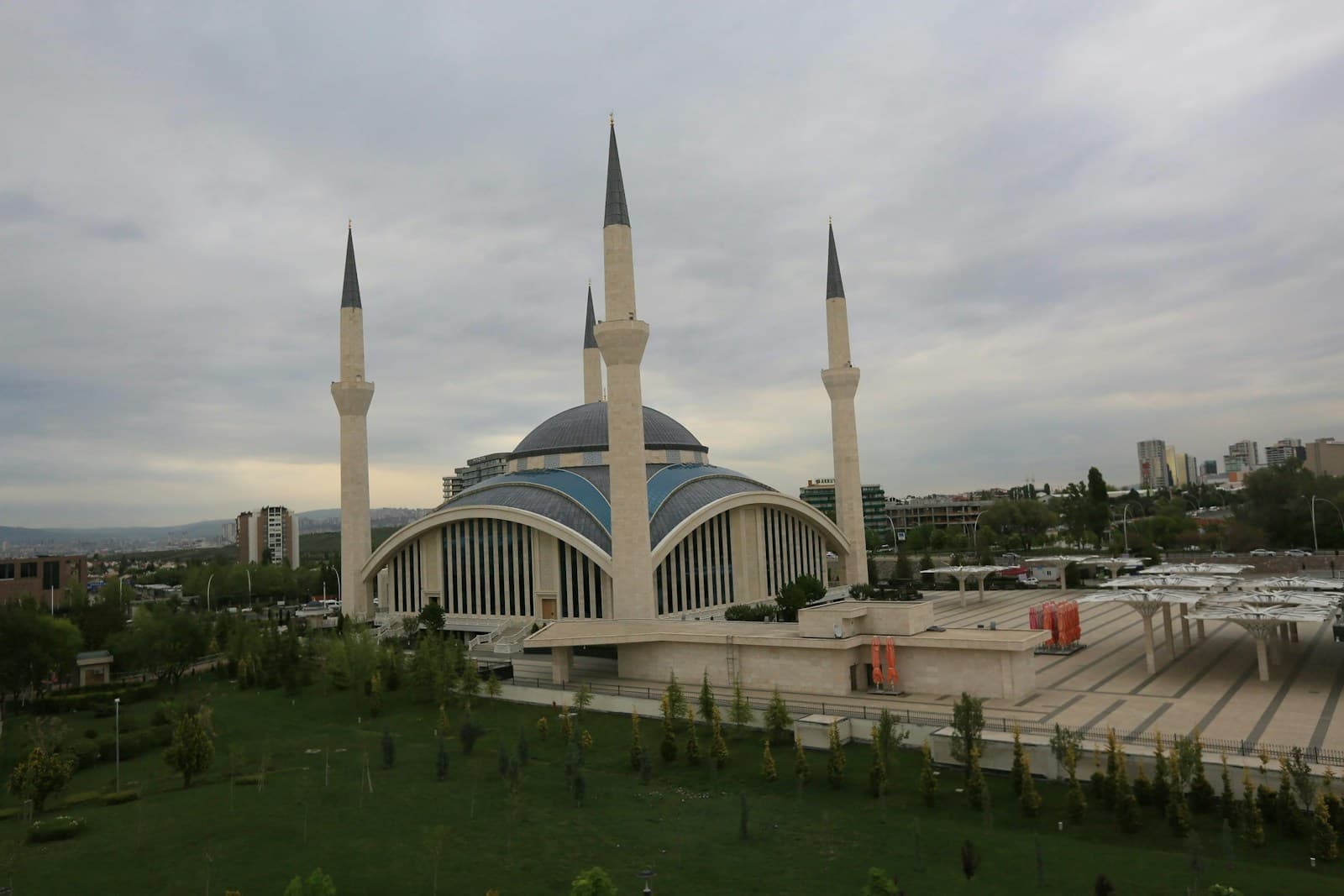 Ankara'da Kocatepe Camii ve çevresindeki şehir manzarası
