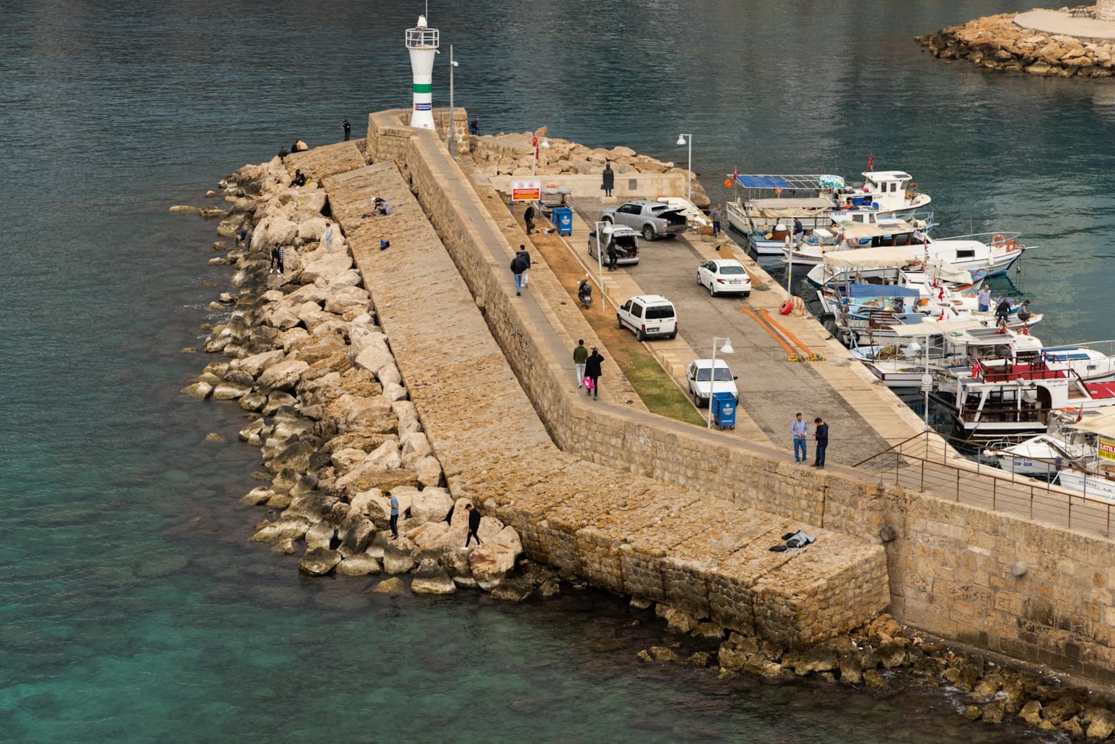Antalya'nın eski limanı ve Akdeniz kıyı şeridi