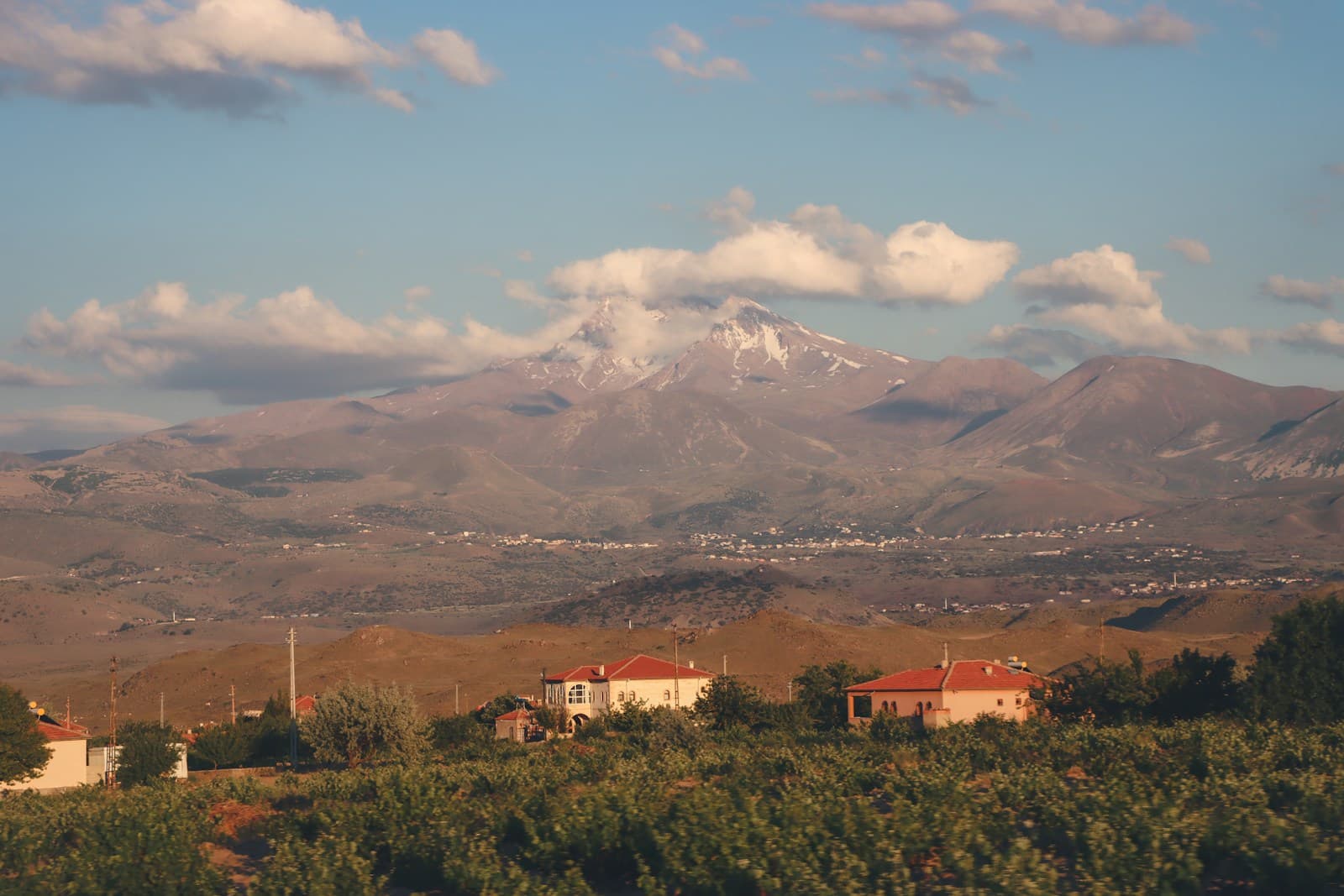 Kayseri'de Erciyes Dağı ve şehir manzarası