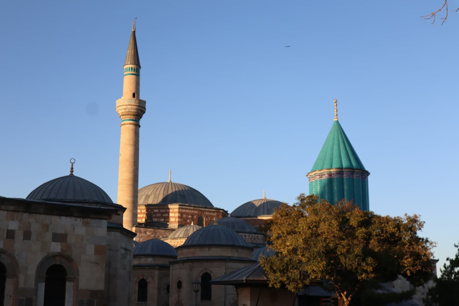 Konya'da Mevlana Müzesi ve turkuaz kubbesi