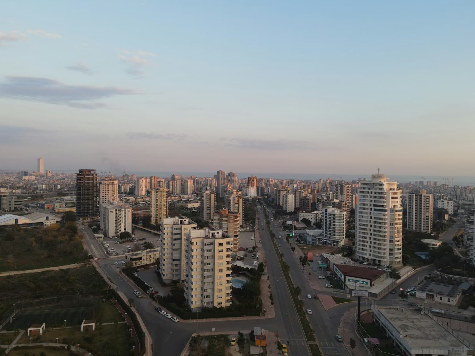 Mersin Uluslararası Limanı'nda konteyner terminali ve yük gemileri